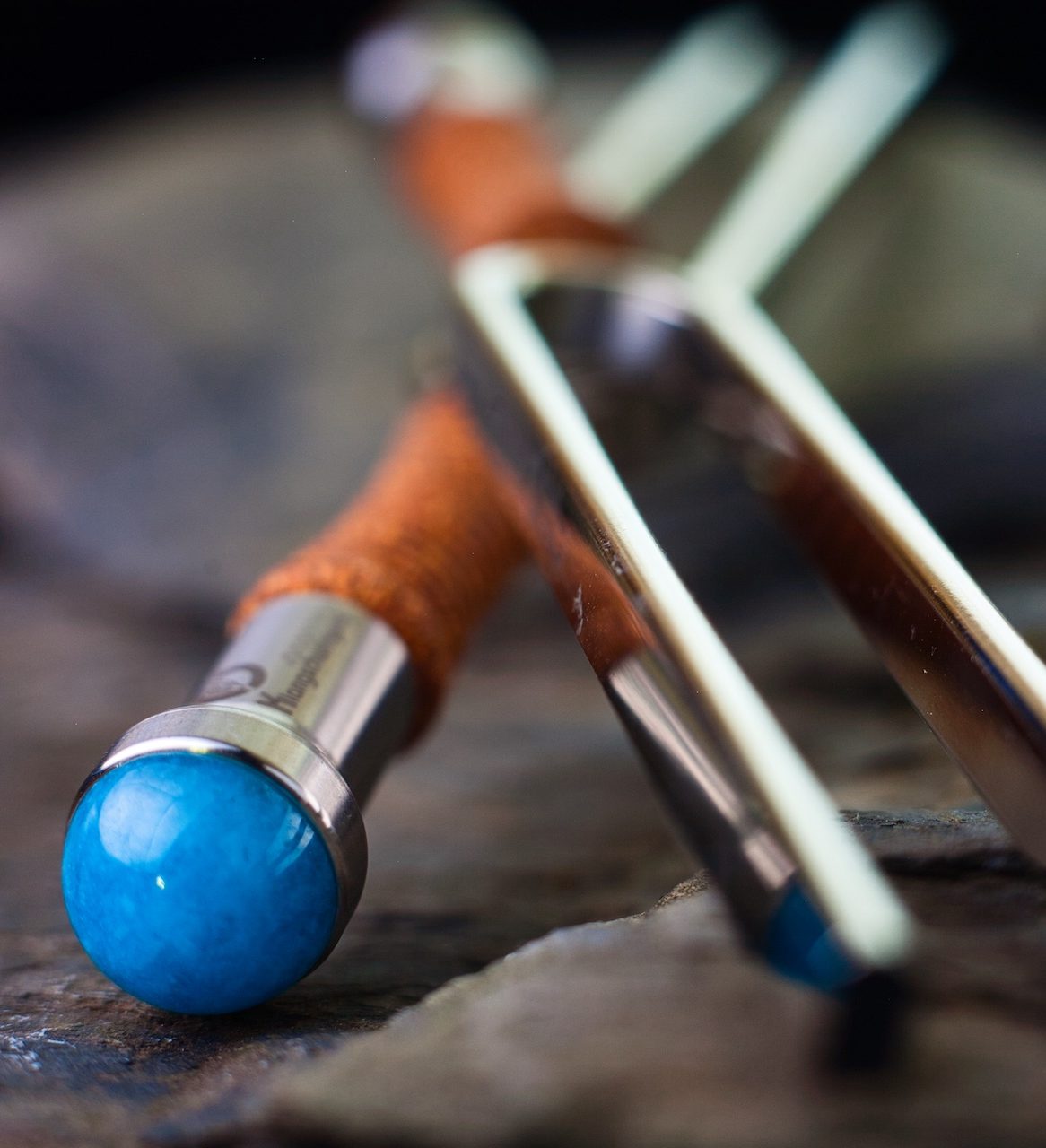 Stimmgabeln mit Edelsteinaufsatz (Angelit) zur Intensivierung der Stimmgabel-Anwendung (Phonophorese)