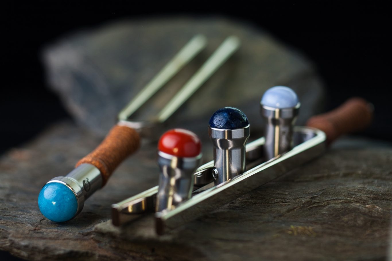 Stimmgabeln mit Edelsteinaufsätzen zur Wirkungsverstärkung Stimmgabeln mit Edelsteinen