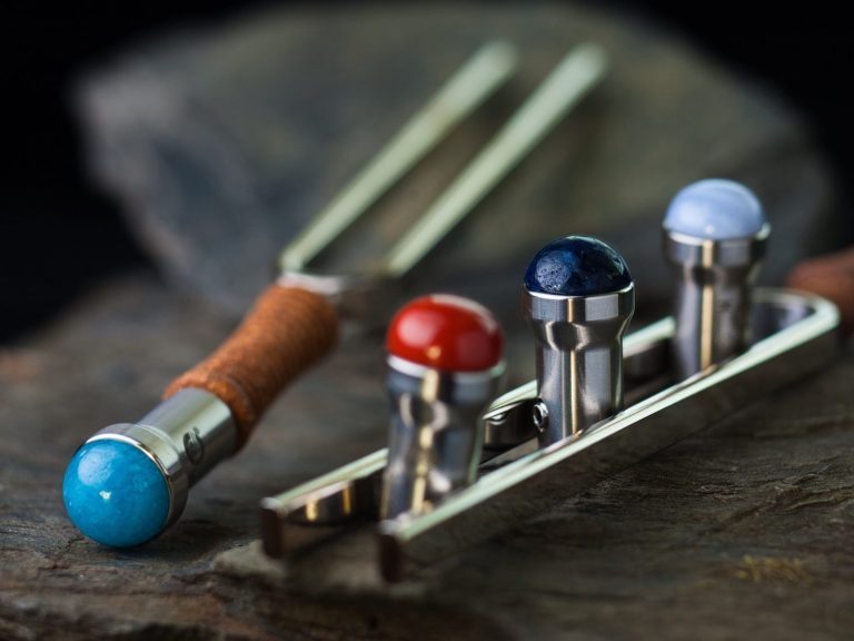 Stimmgabeln mit Edelsteinaufsätzen für Phonophorese