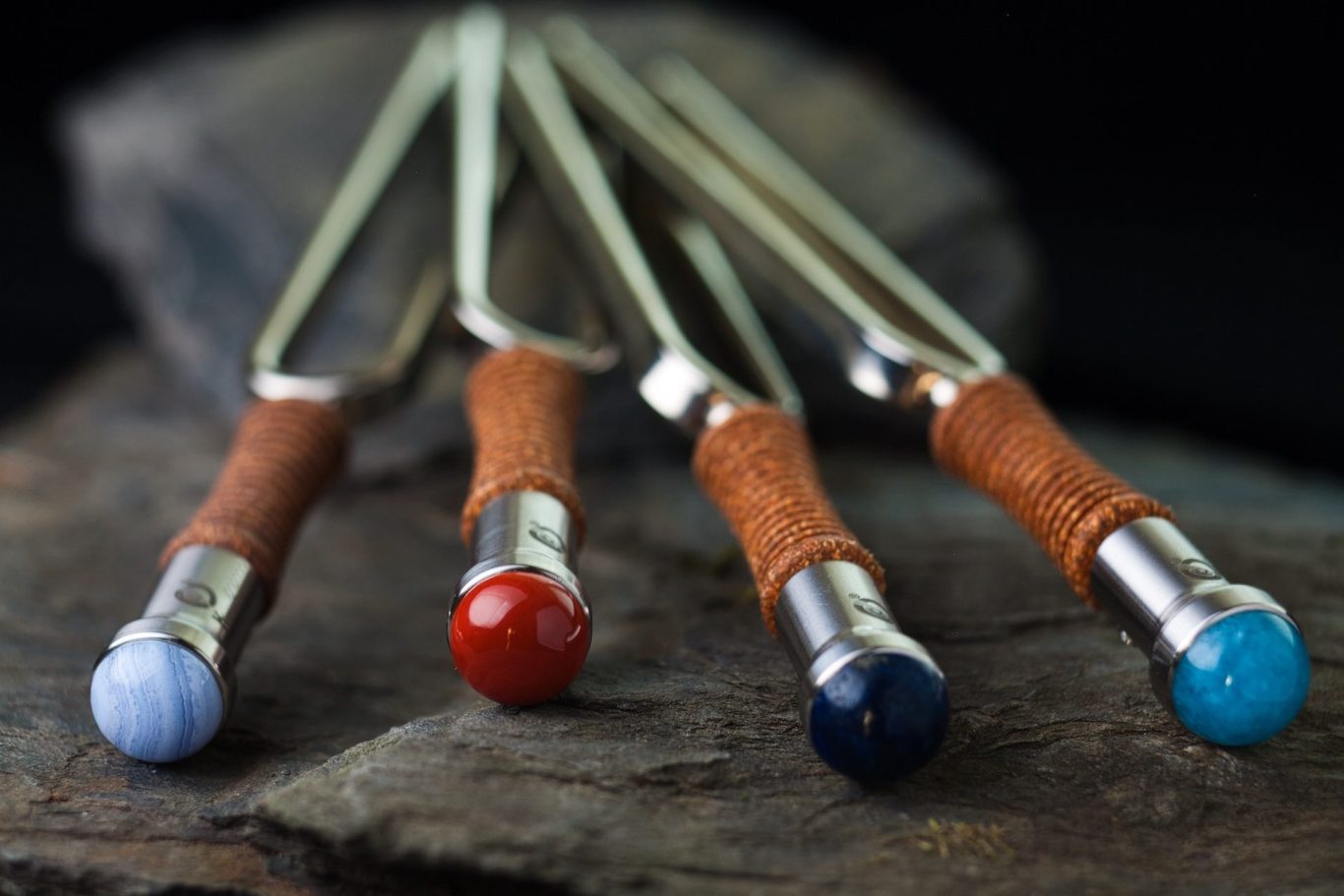 Vier Stimmgabeln mit Edelsteinaufsätzen zur Verstärkung der Phonophoresewirkung